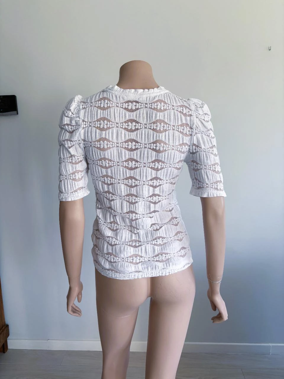 Reserved Top elástico blanco – Cuello dentado y mangas fruncidas – Perfecto O – photo 3